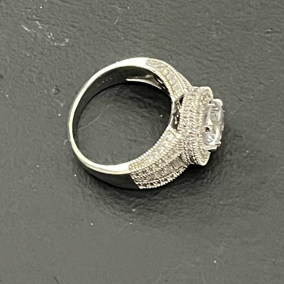 White Cubic Zirconium Sterling silver Ring size 6 - Picture 8 of 15